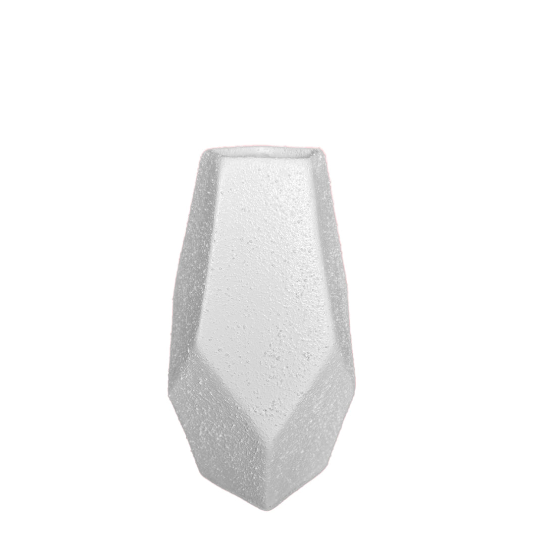 Remek- Geometric Clay Vase – Faceted Form showcasing a modern design with clean lines and a sculptural presence.
