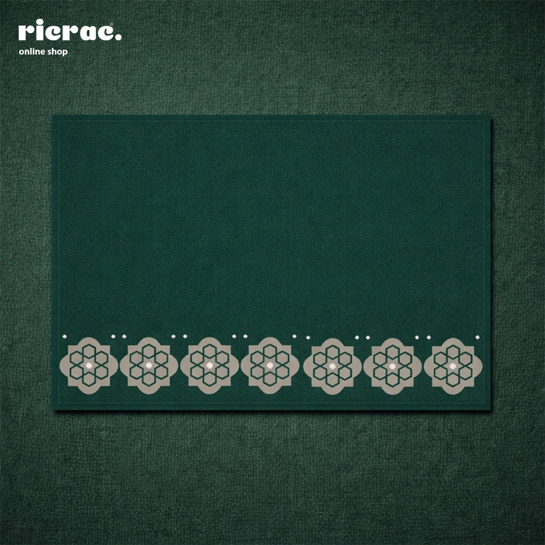 Waterproof placemats arabesque green with floral design, ideal for table protection and stylish dining.